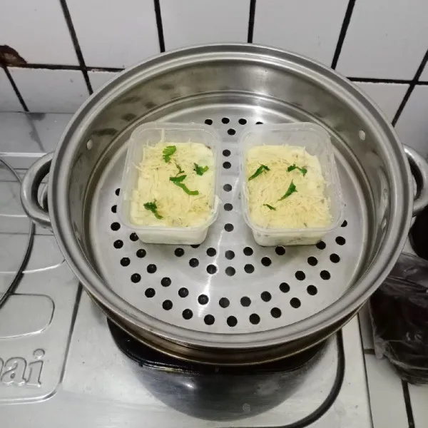 Tuang di atas tumisan ayam tadi. Beri keju parut dan daun parsley atau daun seledri di atasnya. Kukus selama 15 menit. Siap dinikmati.