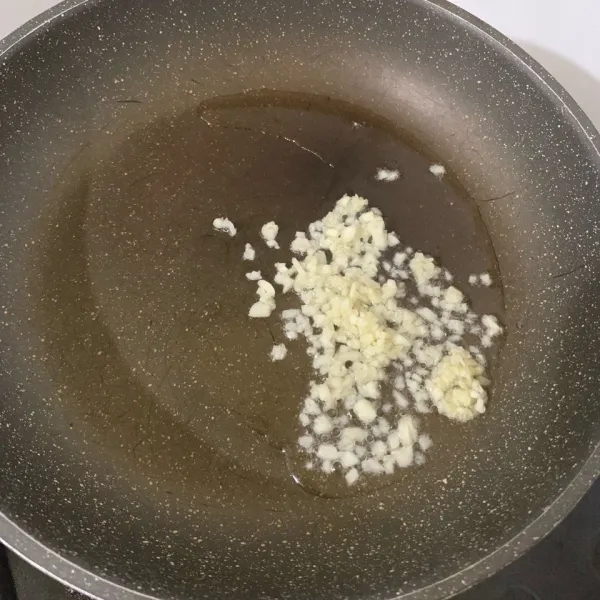 Panaskan minyak goreng secukupnya, tumis bawang putih hingga wangi.