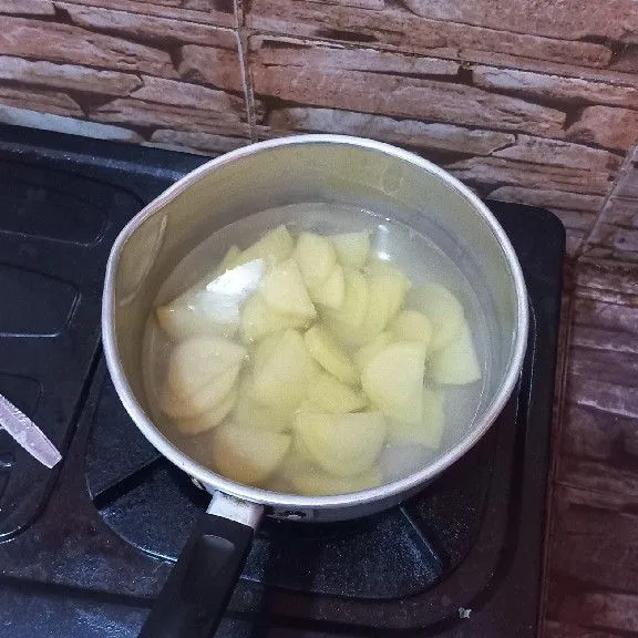 Rebus kentang sampai empuk. Setelah empuk, haluskan.