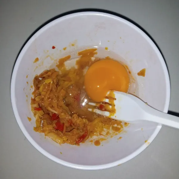 Campur dengan telur. Kocok rata.