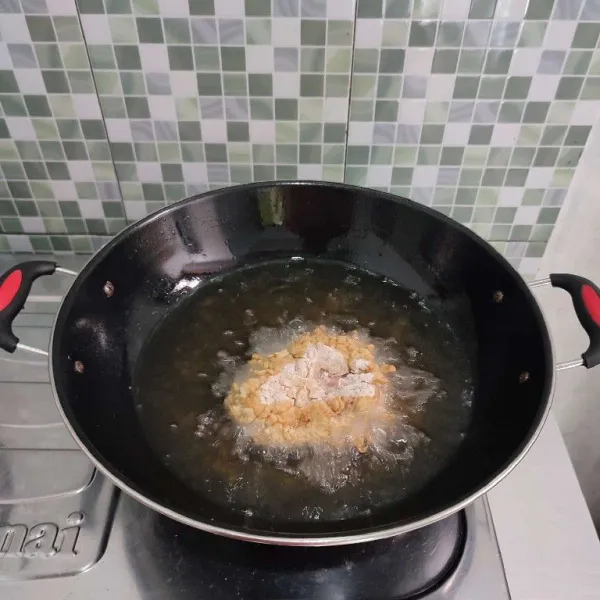 Panaskan minyak goreng dengan api besar. Kemudian goreng ayam dengan metoda deep fryer. Tunggu minyak benar-benar panas, Setelah itu, masukkan ayam. Tunggu beberapa saat baru kecilkan api.