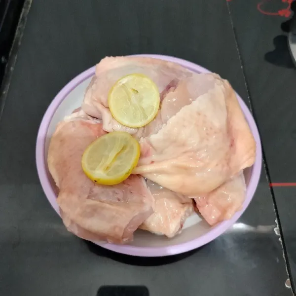Potong ayam sesuai selera, cuci bersih, lalu beri air perasan jeruk nipis, kemudian cuci kembali hingga bersih.