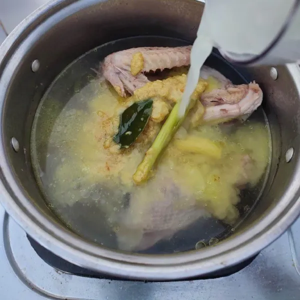 Masukkan bumbu ke dalam air rebusan ayam, tambahkan air hingga ¾ tinggi panci.