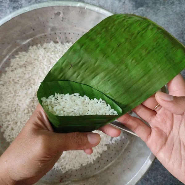 Lalu isi dengan beras ketan hingga penuh.