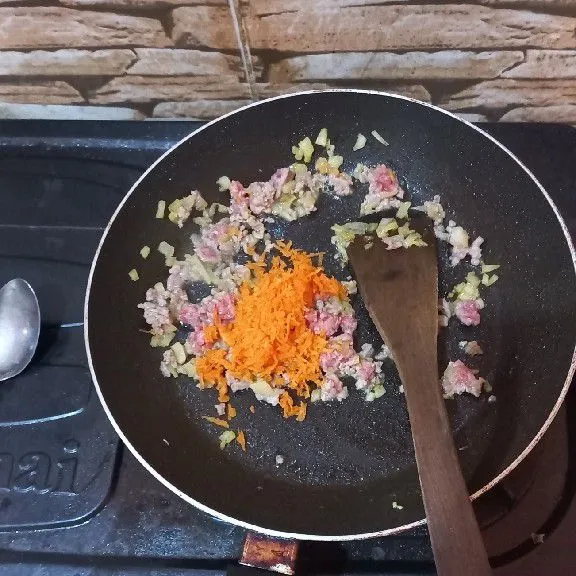 Masukkan wortel, garam, oregano dan lada bubuk.