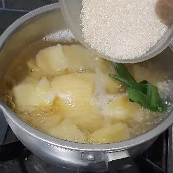 Rebus singkong bersama daun pandan hingga matang, buang 1/2 airnya lalu tambahkan gula dan garam, masak hingga meresap.