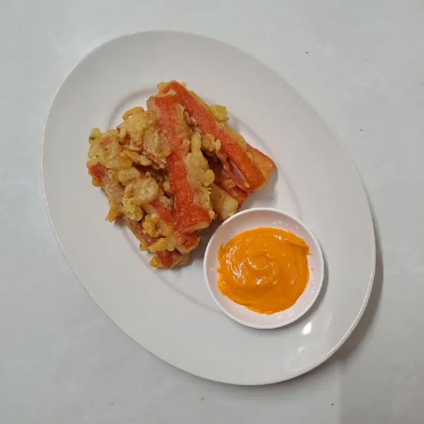 Sajikan crab stick dengan mayonaise pedas atau saos sambal sesuai selera.