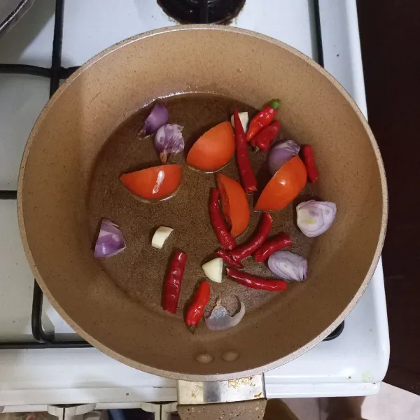 Goreng sebentar bawang merah, bawang putih, cabe merah keriting, cabe rawit dan irisan tomat.