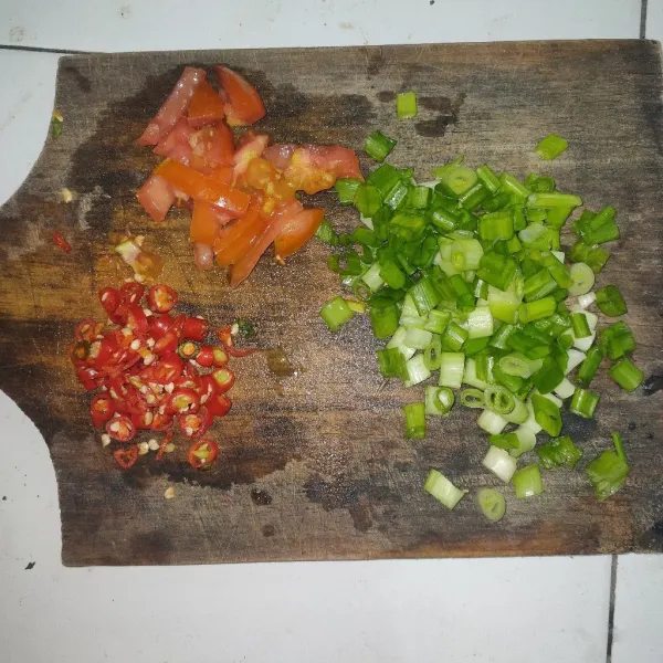 Rajang 1 tomat, cabai merah dan bawang pre, sisihkan.