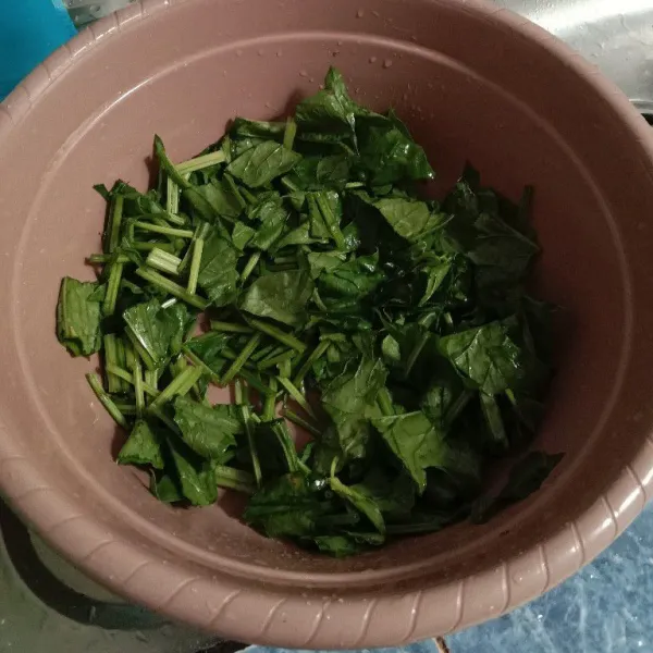 Bersihkan dan potong sawi.