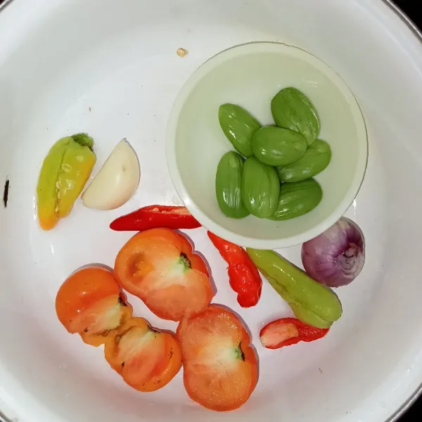 Siapkan bahan sambal.