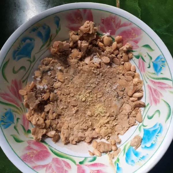 Remas-remas tempe sampai halus tambahkan kaldu jamur, garam, dan lada bubuk.