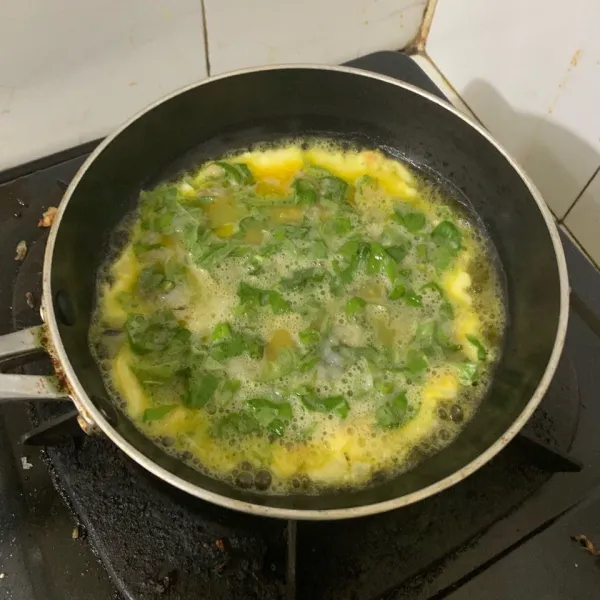 Panaskan mentega, goreng kocokan telur. Balik jika dibagian bawah sudah matang ke coklatan. Martabak Telur Udang MPASI siap disajikan dengan nasi hangat untuk si kecil.