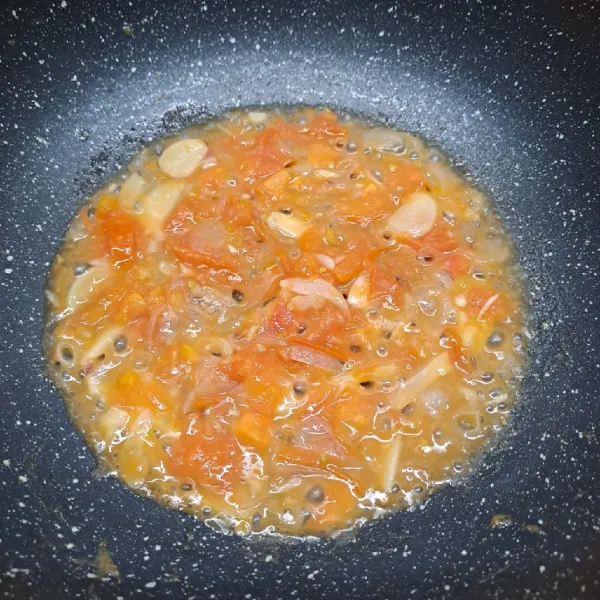 Masukkan tomat dan sedikit air, masak sampai tomat matang sambil ditekan-tekan agar hancur.