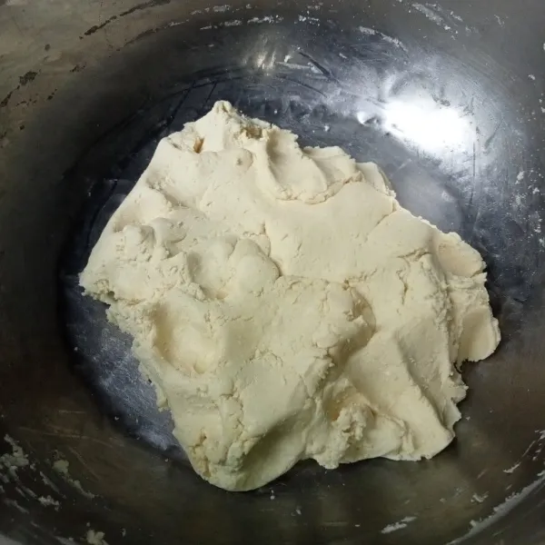 Lalu masukkan santan dan tepung tapioka, tambahkan tepung ketan secara bertahap sambil diuleni sampai kalis dan mudah dibentuk .