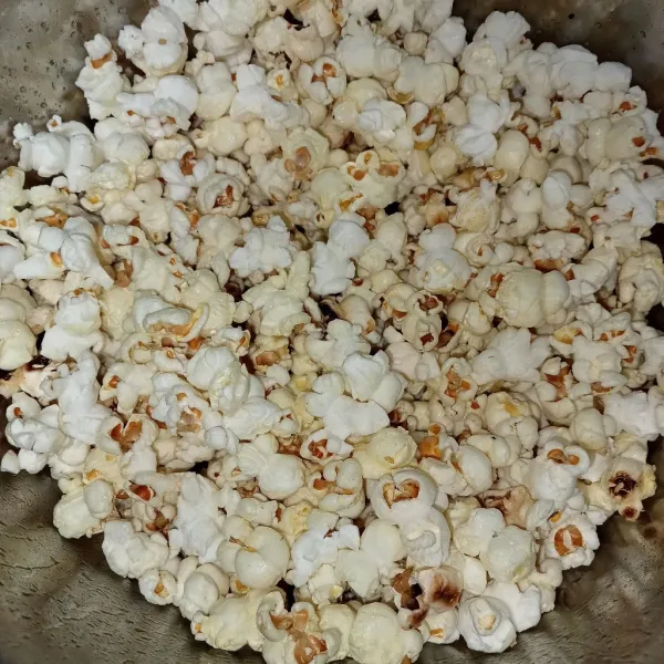 Setelah popcorn berhenti mengeluarkan suara ledakan, matikan api dan buka tutup pancinya. Tunggu uap panas popcorn berkurang masukkan popcorn ke dalam toples supaya tahan lama. Sajikan.