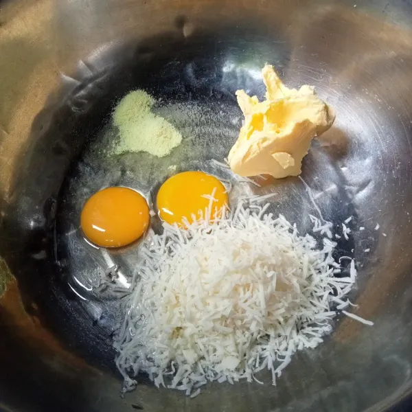 Campur margarin, telur, keju parut dan kaldu bubuk.