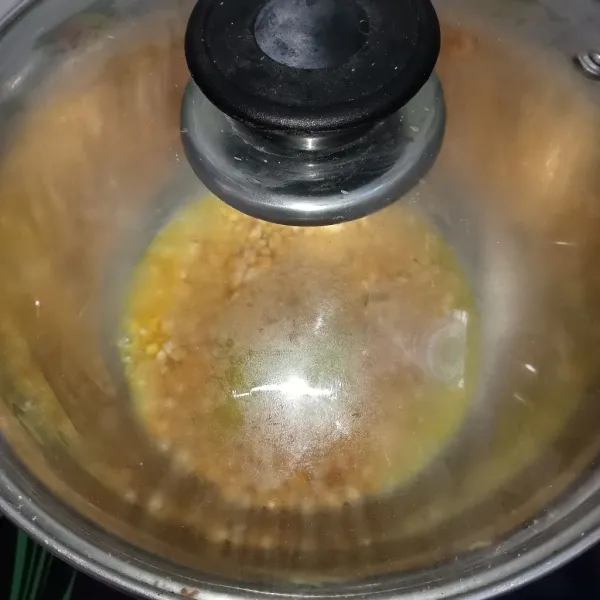 Tutup panci jagung supaya tidak meledak keluar popcornnya. Masak dengan menggunakan api sedang.