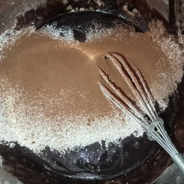 Masukkan tepung, cokelat bubuk, garam  dan vanila powder, aduk rata (tekstur adonan memang berat ketika dikocok).