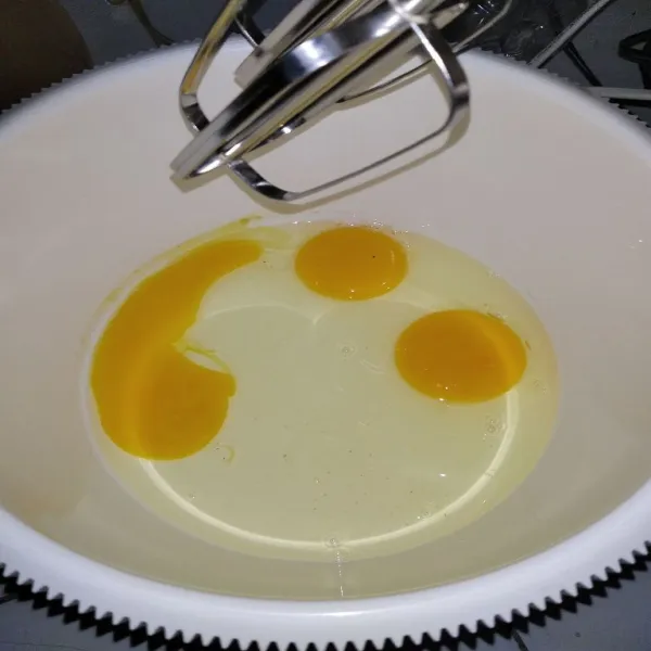 Kocok telur hingga mengembang.