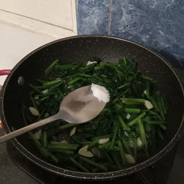 Masukkan garam dan kaldu ayam. Aduk kembali, tes rasa. Setelah bumbu meresap dan matang, angkat.