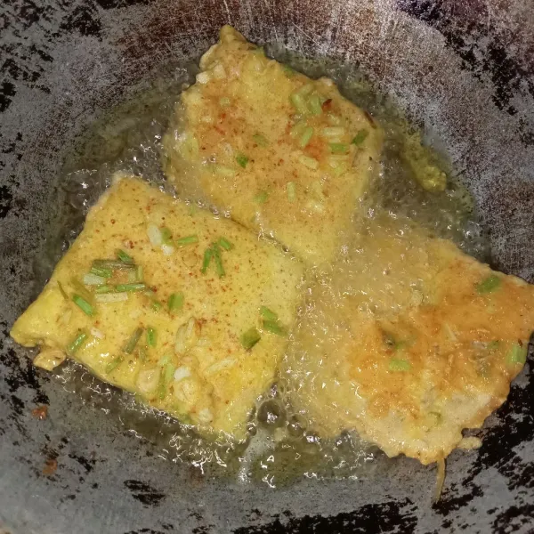 Panaskan minyak goreng secukupnya lalu masukkan menjes dan goreng hingga kuning keemasan. Angkat dan tiriskan.