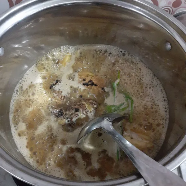 Masak dengan api sedang hingga mendidih, matikan kompor dan saring.