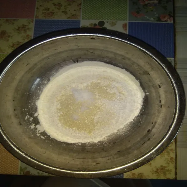 Dalam wadah, campur semua tepung, gula pasir, garam dan vanili bubuk.