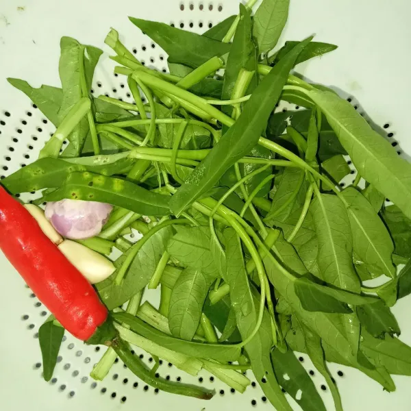 Potong kangkung dan sebagian batangnya, kupas bawang merah dan bawang putih lalu cuci bersih.