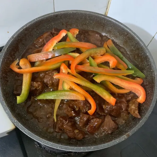 Tambahkan potongan paprika, Aduk kembali.