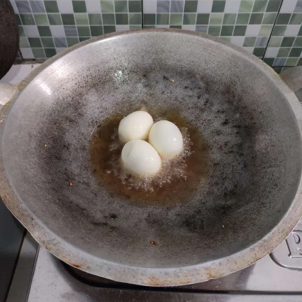 Goreng juga telur hingga berkulit, lalu tiriskan.