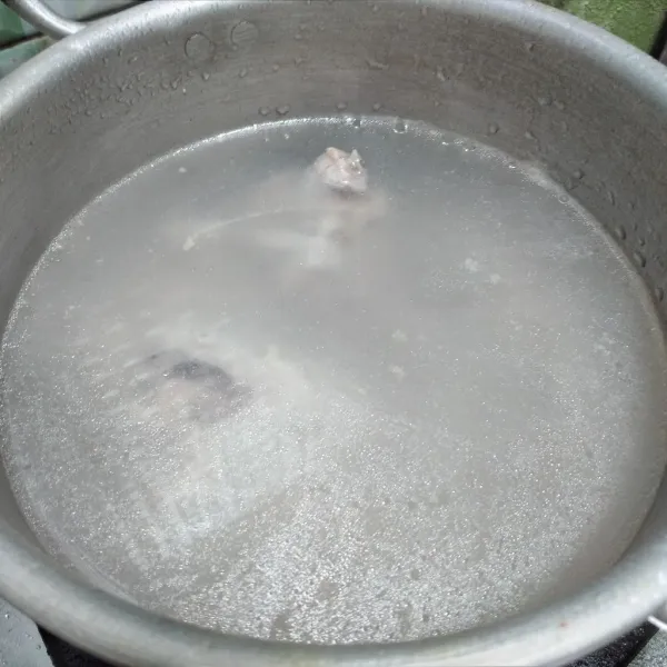 Rebus tulang ayam dengan 2 liter air hingga menjadi kaldu.