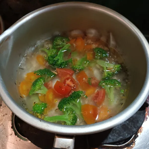 Lalu masukan brokoli dan tomat. Setelah brokoli setengah matang masukan bawang goreng, kaldu jamur, gula pasir, dan garam secukupnya. Aduk rata.