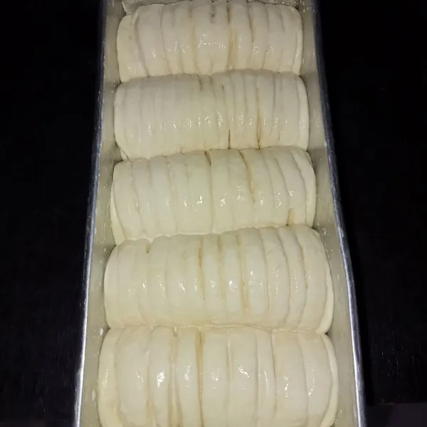 Foto adonan ke dalam loyang yang sudah diolesi dengan margarin proofing adonan selama 60 menit. Setelah adonan mengembang olesi dengan susu cair.