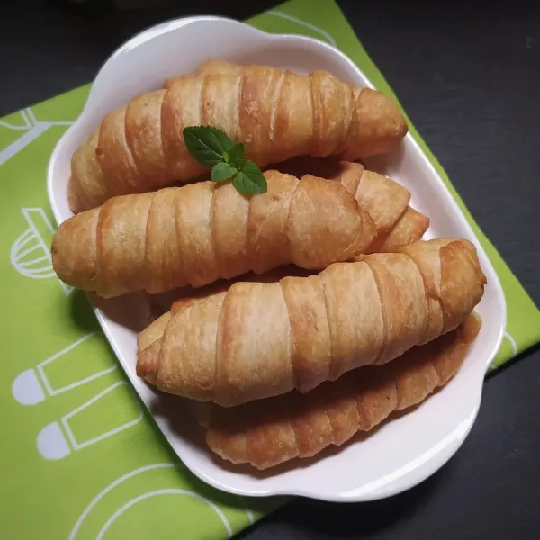 Setelah itu, goreng dengan minyak panas hingga sedikit kecokelatan. Angkat dan tiriskan. Siap disajikan selagi hangat.