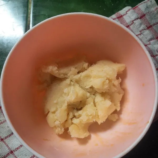 Tumbuk kentang dalam keadaan panas agar mudah dihaluskan.