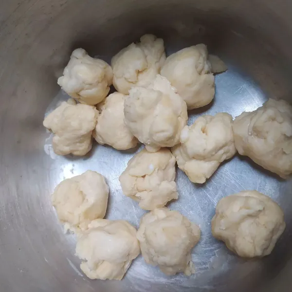 Bagi-bagi adonan seberat 20 gram.