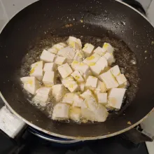 Potong dadu kecil tahu, goreng hingga garing.