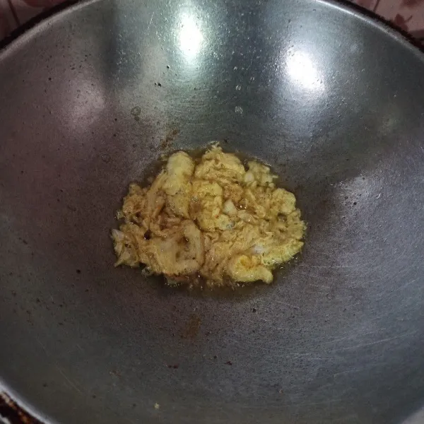 Kocok lepas telur kemudian goreng orak-arik, angkat dan sisihkan terlebih dahulu.