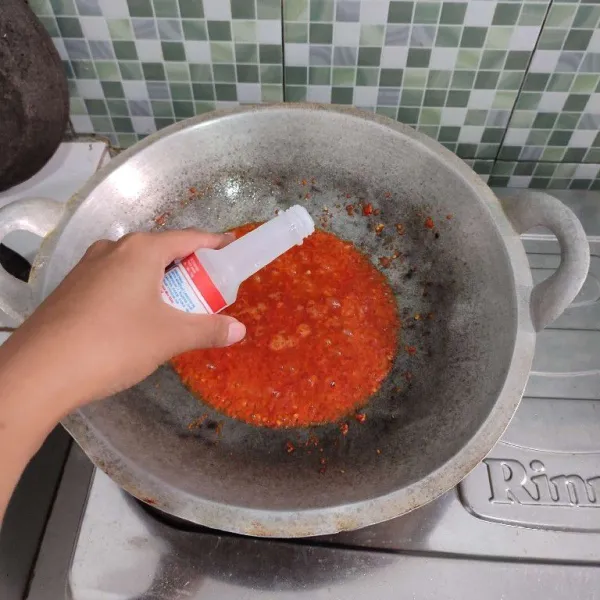 Kemudian beri cuka dan garam, aduk rata, cicipi rasanya. Jika bau langu sudah hilang dan cabe sudah berubah warna, kemudian matikan api.