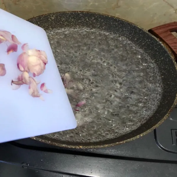 Panaskan air dalam panci secukupnya hingga mendidih lalu masukkan bawang merah.