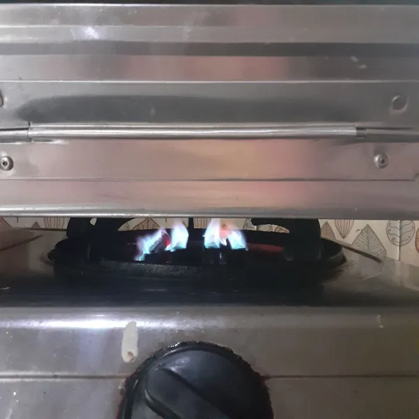 Panaskan oven api kecil cenderung sedang atau sekitar 200 derajat celcius.