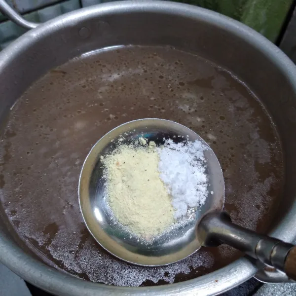 Tambahkan garam dan kaldu bubuk, aduk rata. Masak hingga mendidih kemudian koreksi rasanya, jika sudah sesuai selera kuah siap digunakan.