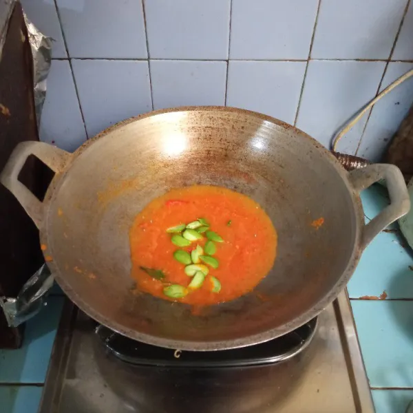 Masukkan petai, aduk. Masak hingga setengah matang.