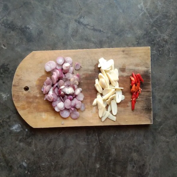 Rajang/ iris tipis bawang merah, bawang putih dan cabe rawit.