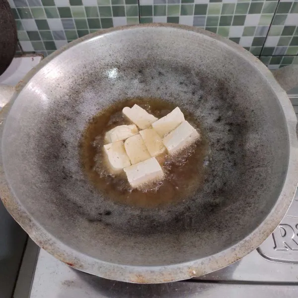 Goreng tahu hingga berkulit, lalu tiriskan.