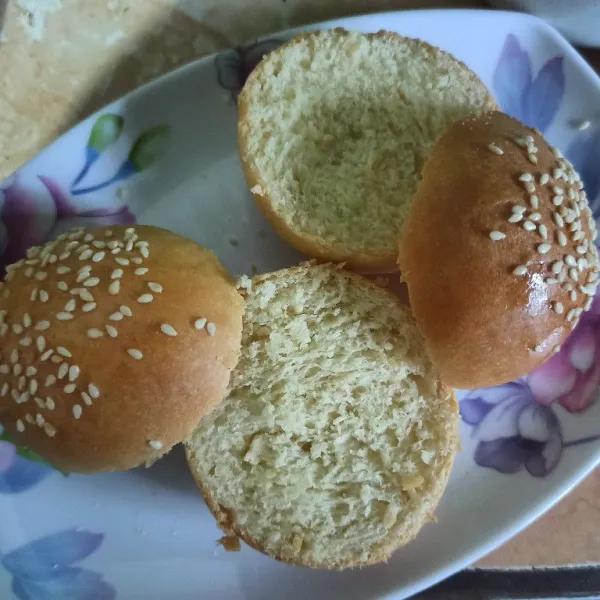 Belah roti masing-masing menjadi 2 bagian.