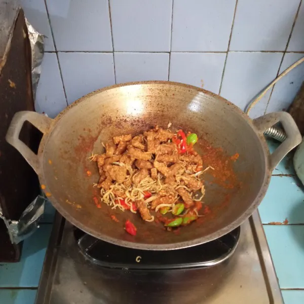 Masukkan tempe dan teri goreng.