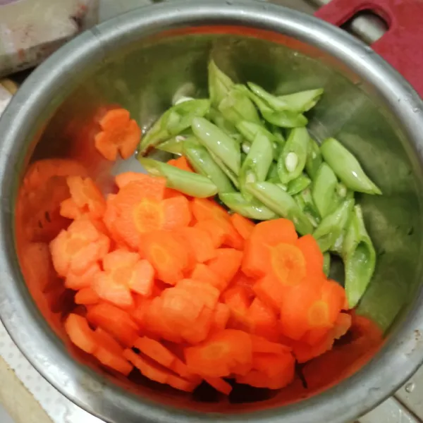 Cuci bersih wortel dan buncis lalu potong-potong.