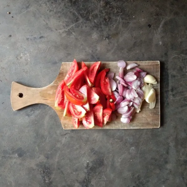 Rajang/iris tipis bawang merah, bawang putih, cabe rawit, cabe besar merah, tomat dan lengkuas.